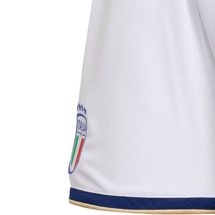 Vista lateral da bermuda masculina Adidas branca com escudo Italia e detalhes em azul e ouro